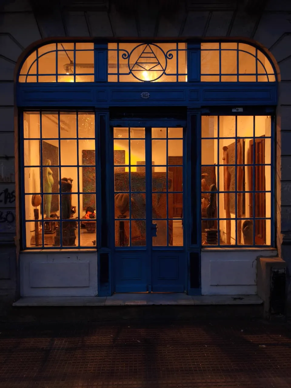 Fachada del Estudio Taller de noche en el barrio de La Boca.