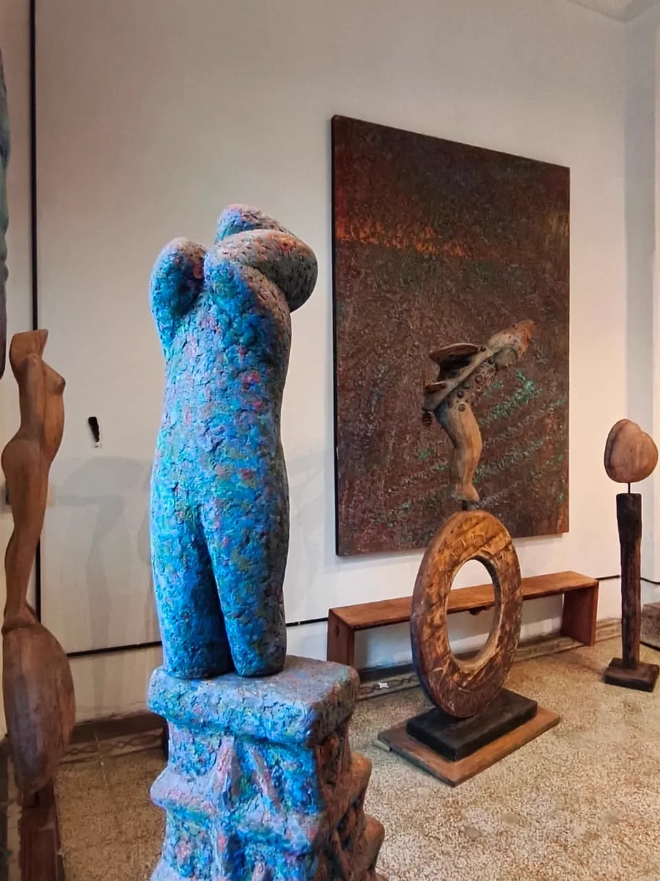 Mesa de dibujo y bocetos históricos expuestos en la galería de planta baja.