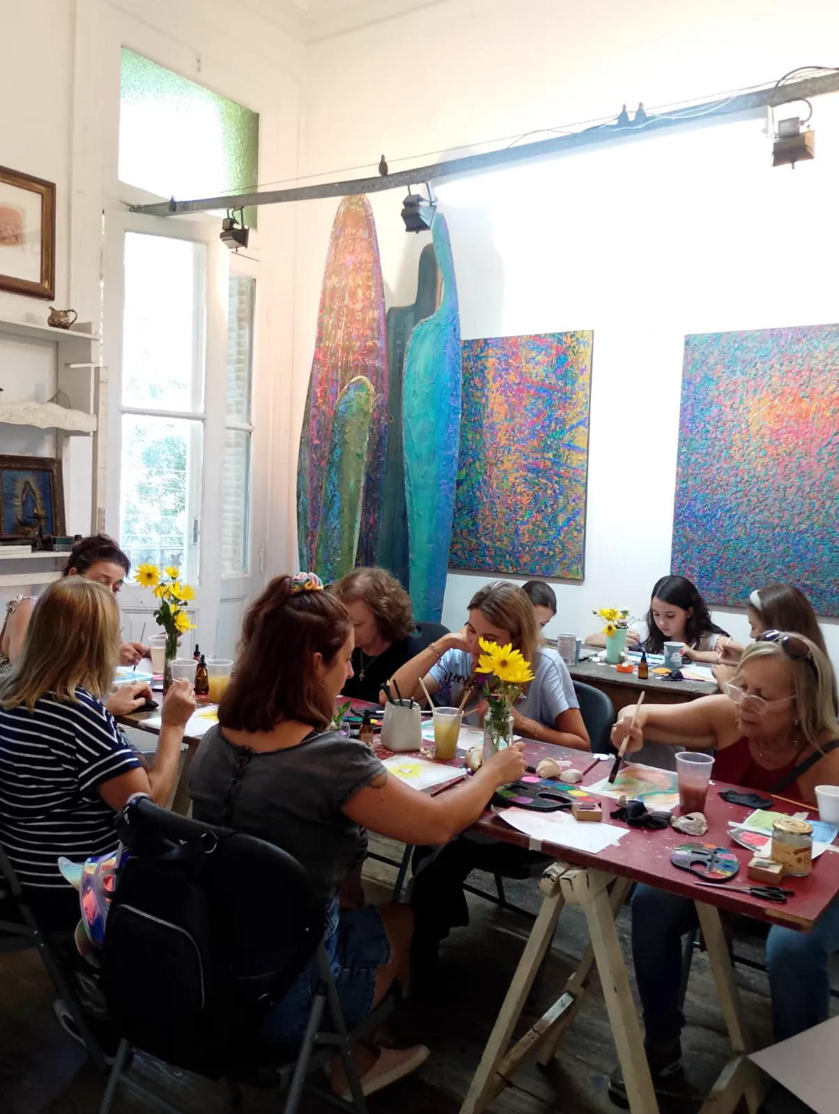 Alumnas diseñando matrices para el estampado de tote bags en el taller.